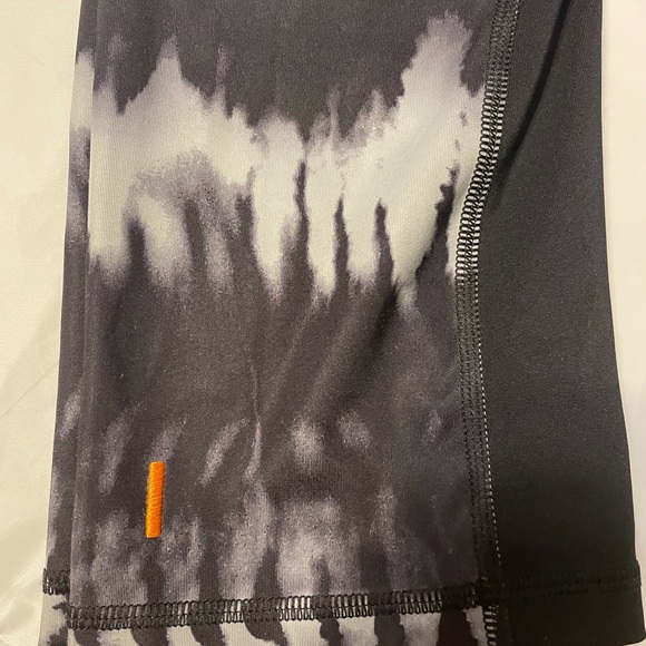 LIKE NEW Lucy Perfect Core Capri - Picture 16 of 16